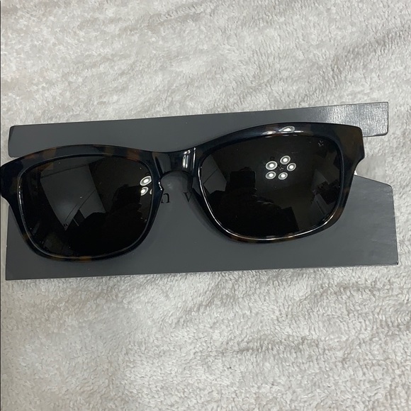 John Varvatos Sunglasses. - Picture 2 of 4